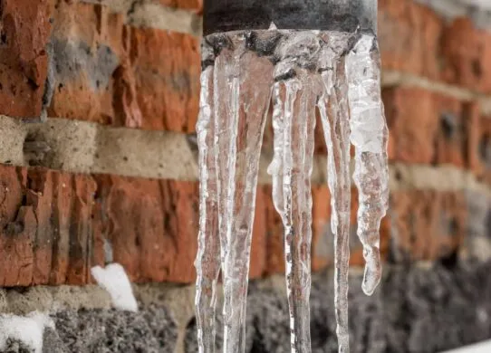 Житомирян попереджають про бурульки на дахах