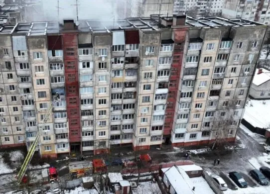 У Житомирі з дев'ятиповерхівки, де сталася пожежа, евакуювали двох людей та знайшли тіло чоловіка