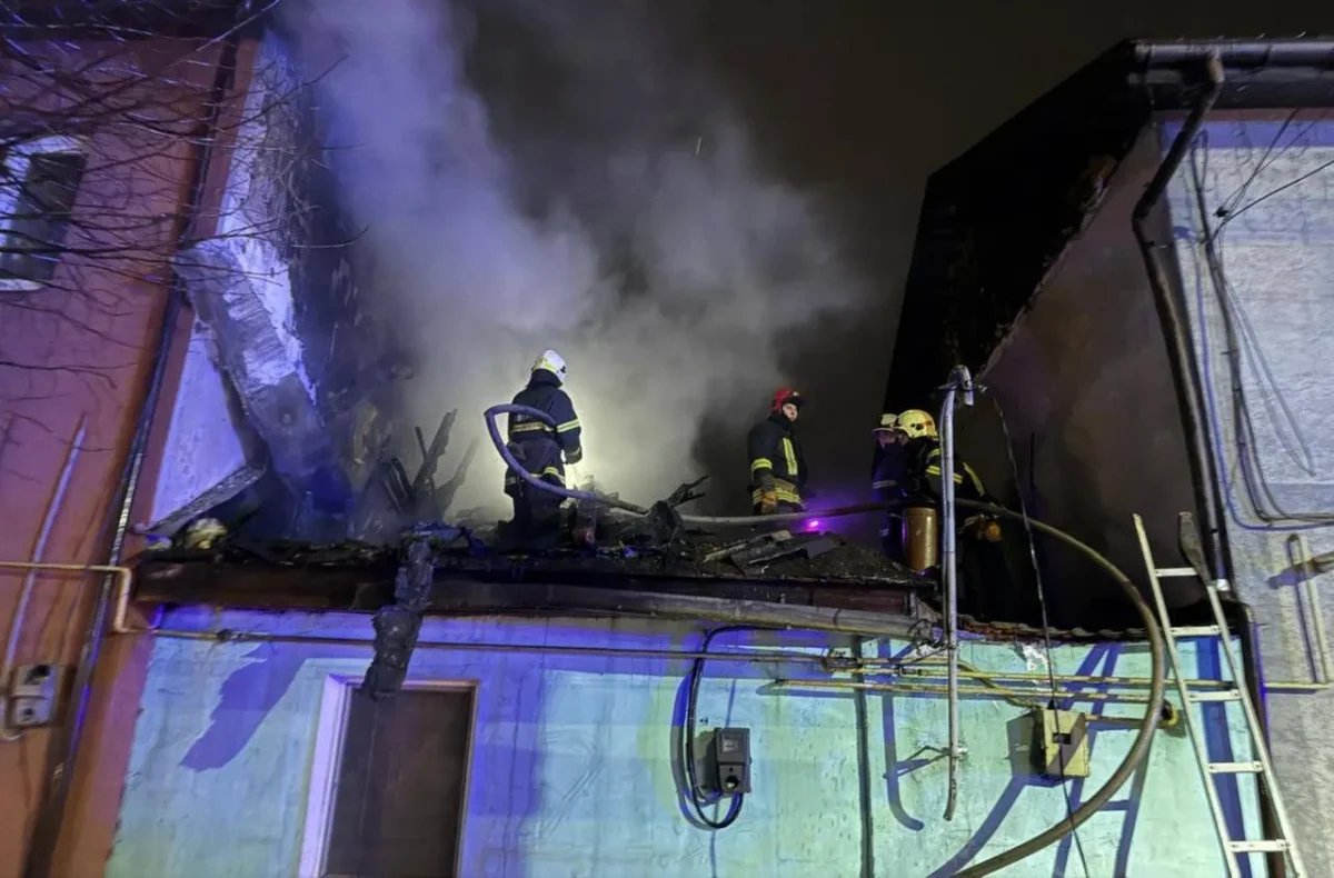 Вночі у Житомирі горів будинок на п'ять господарів
