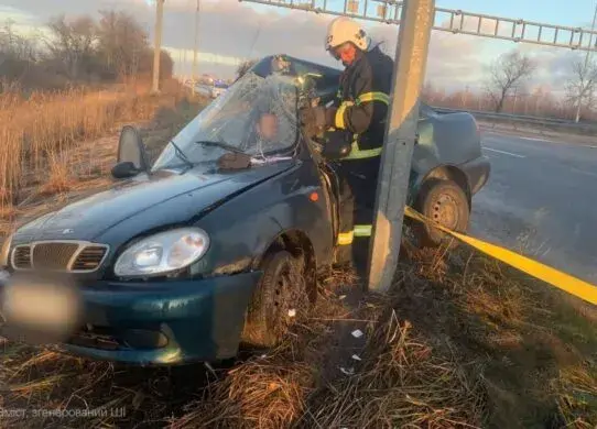Рятувальники деблокували водія на Житомирщині, якого затисло в авто внаслідок ДТП