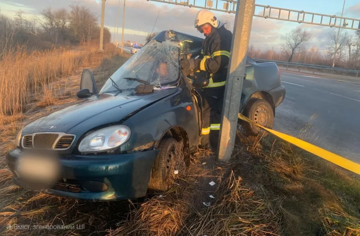 Рятувальники деблокували водія на Житомирщині, якого затисло в авто внаслідок ДТП