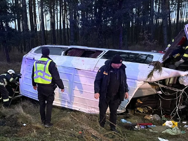 У Житомирському районі зіткнулися пасажирський мікроавтобус з вантажівкою