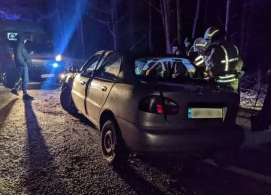 Вночі на Житомирщині деблокували з автівки людину