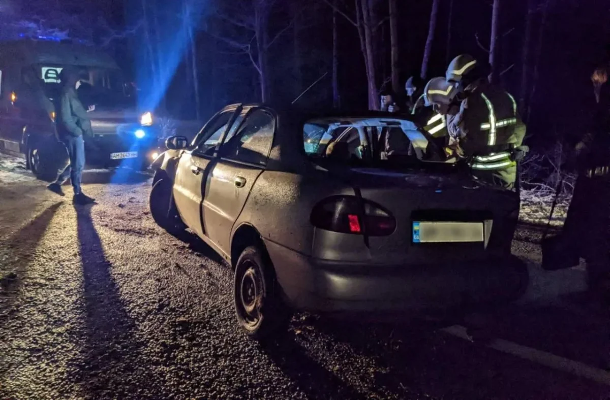Вночі на Житомирщині деблокували з автівки людину