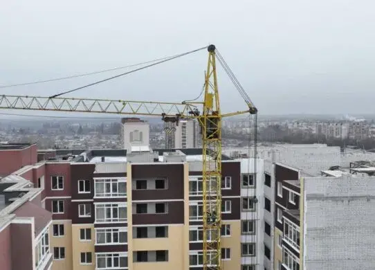 На висоті 40 метрів у Житомирі помер чоловік