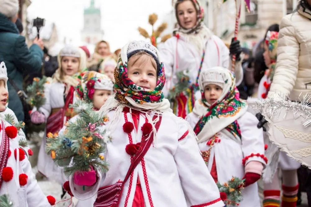 Коли українці щедрують, колядують та посівають в 2024 році: популярні колядки та щедрівки