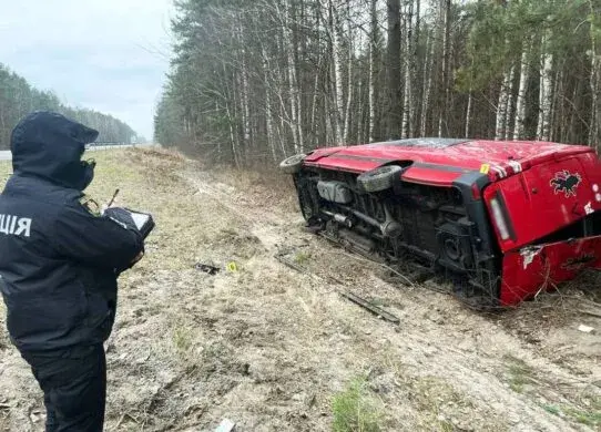 У Житомирській області рейсовий автобус з пасажирами з'їхав у кювет - є постраждалі