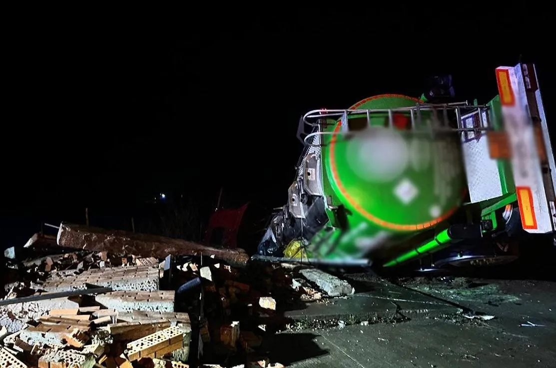 У Житомирській області зіткнулися легковик з бензовозом - останній перекинувся на зупинку