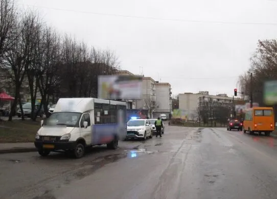 У Бердичеві водій маршрутки не дочекався, поки пасажирка вийде, і наїхав на неї