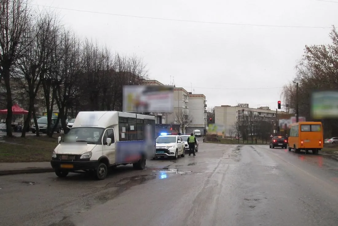 У Бердичеві водій маршрутки не дочекався, поки пасажирка вийде, і наїхав на неї