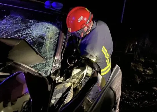 Рятувальники витягали людей з понівечених машин після двох ДТП на Житомирщині