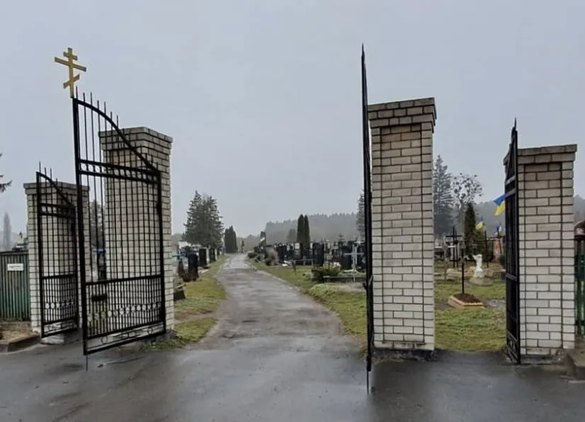 На Житомирщині надругалися над могилами Захисників