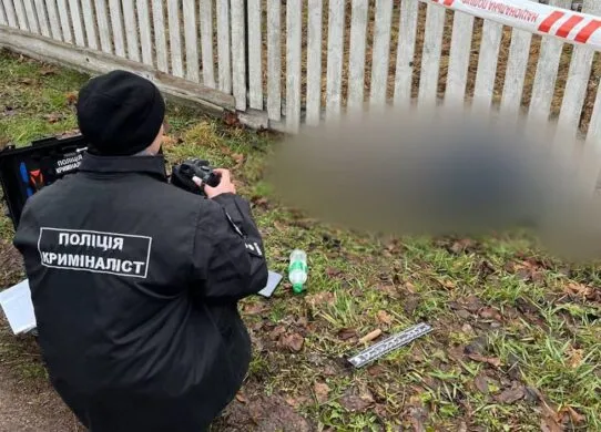 Обабіч дороги на Житомирщині виявили тіло чоловіка з ножовим пораненням
