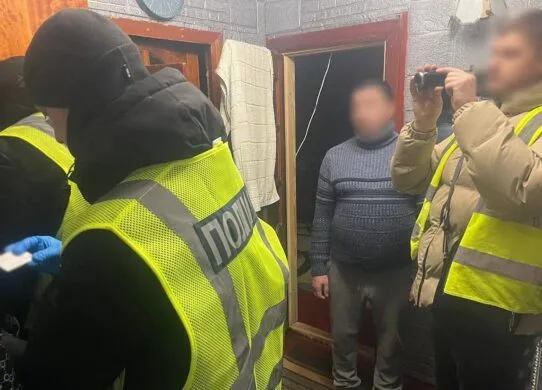 Невідомі вдерлися до будинку житомирянки, побили та пограбували її