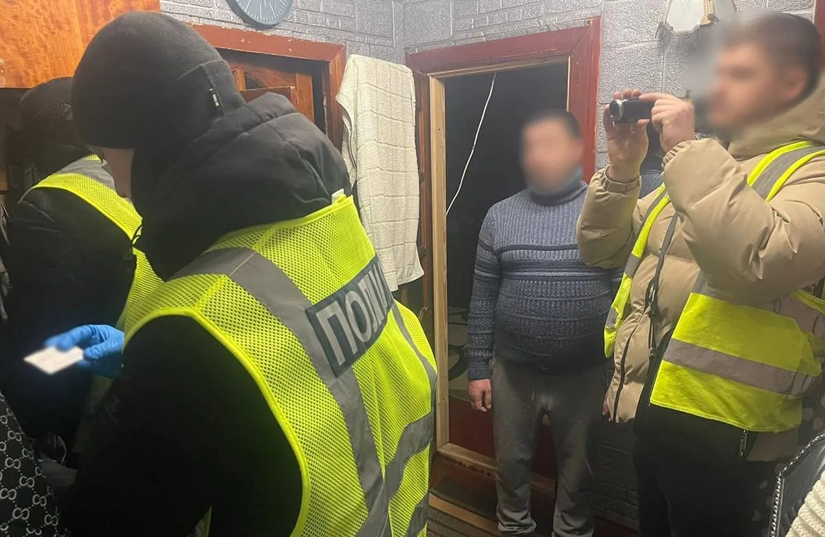 Невідомі вдерлися до будинку житомирянки, побили та пограбували її