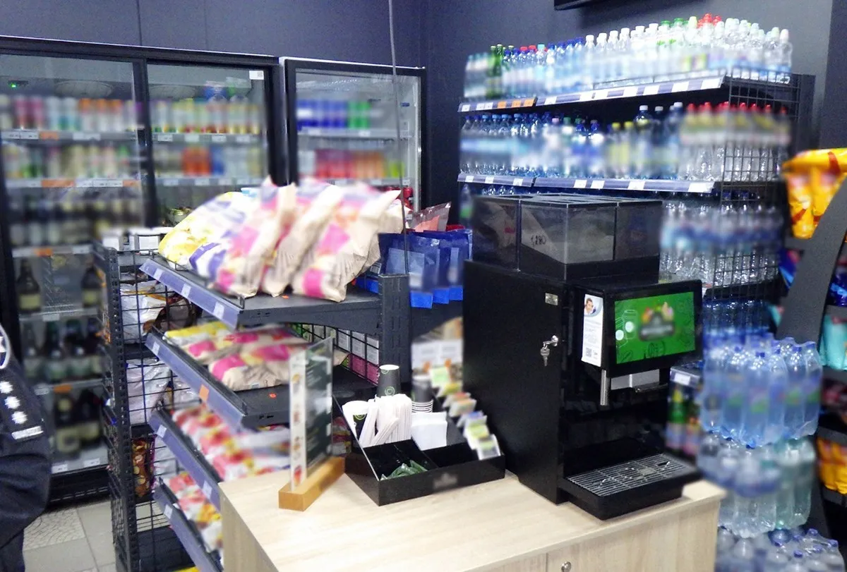 Підлітки у Житомирі пограбували магазин та розпилили в обличчя продавчині газовий балончик