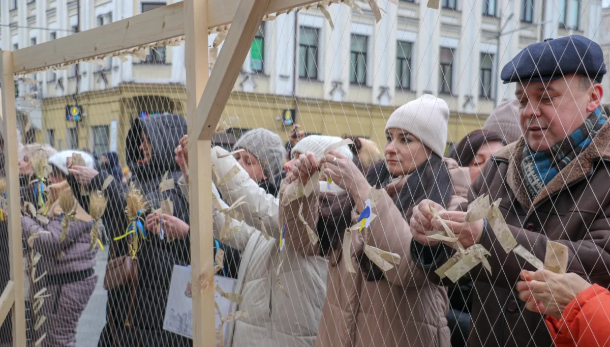 У Житомирі сплели 25-метрову маскувальну сітку до Дня Соборності України