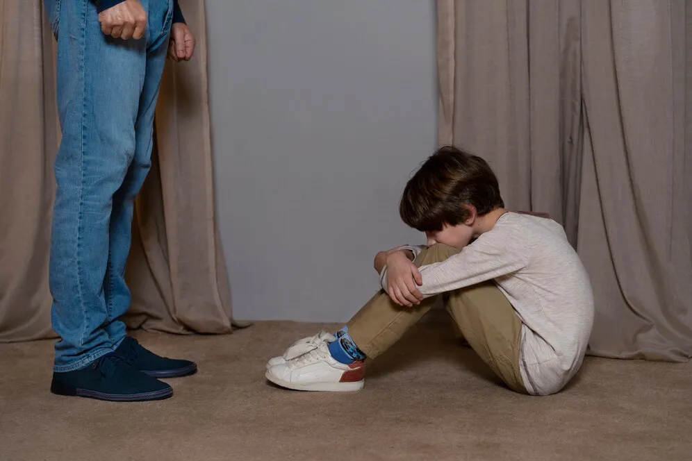 Мати била і душила: відомі подробиці знущань над 10-річним хлопчиком на Житомирщині