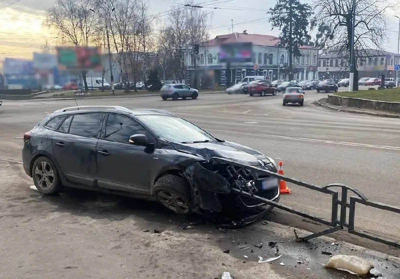 У Житомирі водійка не впоралася з керуванням та врізалася у металевий паркан
