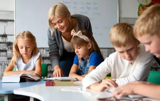 Житомирські освітяни щомісяця отримуватимуть 1300 грн доплати
