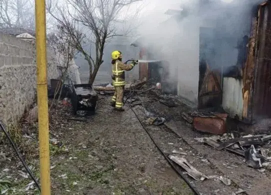 Вночі на Житомирщині загасили дві пожежі у господарських спорудах