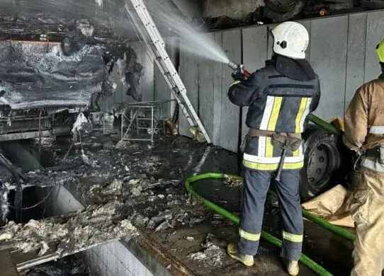 На приватному підприємстві на Житомирщині загорілася вантажівка прямо в гаражі