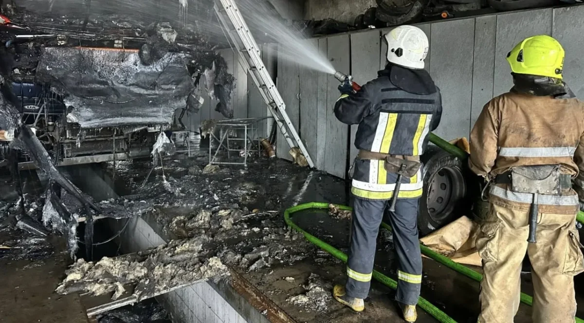 На приватному підприємстві на Житомирщині загорілася вантажівка прямо в гаражі
