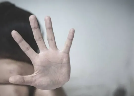 На Житомирщині заарештували 37-річного чоловіка, який півроку ґвалтував неповнолітню, а також вдарив дитину