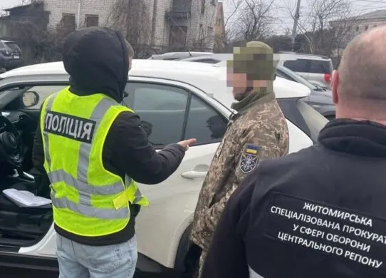 Вісім службовців та троє підприємців отримали підозри, зокрема на Житомирщині