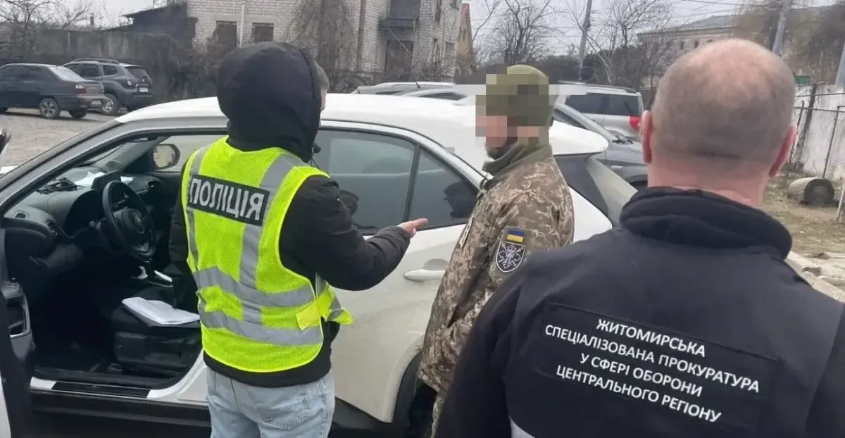 Вісім службовців та троє підприємців отримали підозри, зокрема на Житомирщині