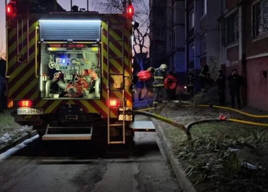 У Житомирі через пожежу з багатоповерхівки евакуювали цілий під'їзд