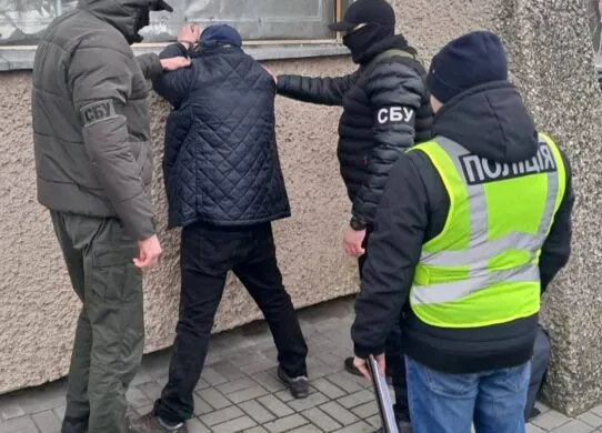 На Житомирщині чоловік звинувачував адвоката у розвалі родини, погрожував та вимагав гроші