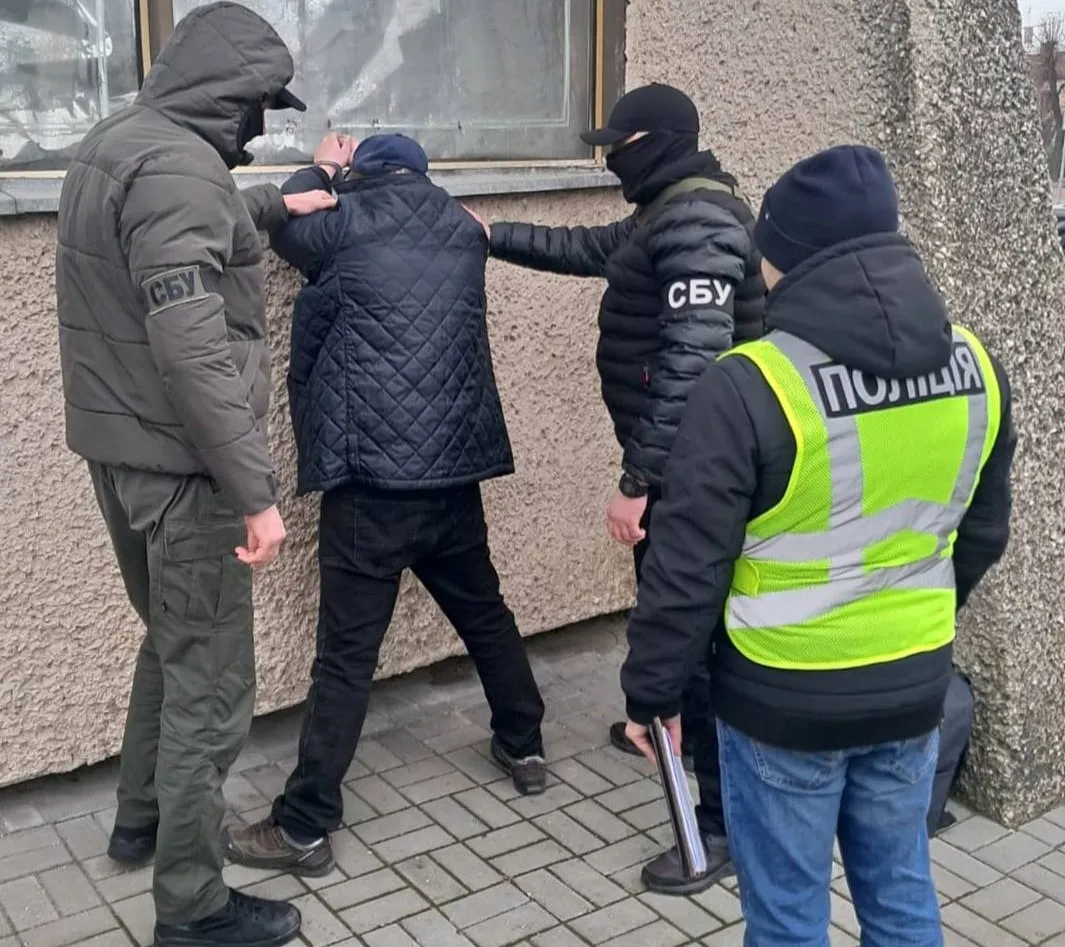 На Житомирщині чоловік звинувачував адвоката у розвалі родини, погрожував та вимагав гроші