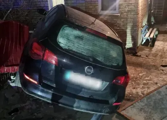 На Житомирщині п'яний водій влетів у паркан житлового будинку