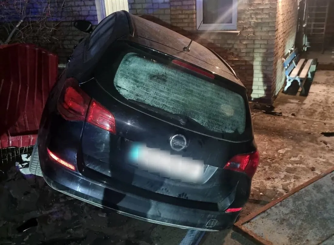 На Житомирщині п'яний водій влетів у паркан житлового будинку