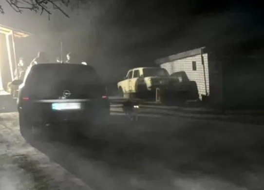 Мешканець Житомирщини згадав давні образи та погрожував куму з його родичем зброєю