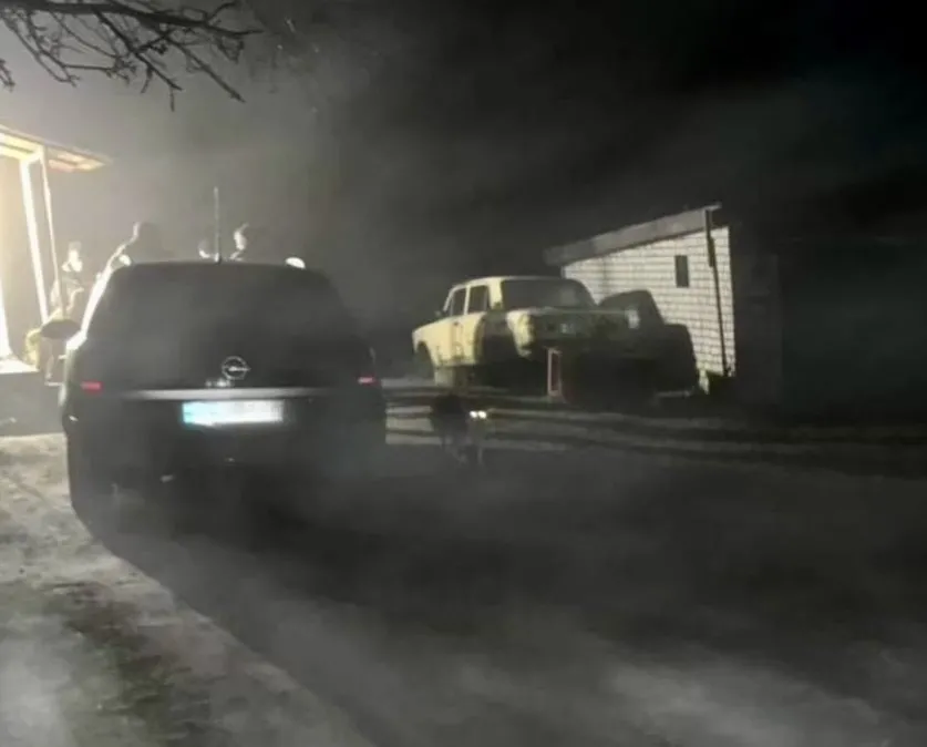 Мешканець Житомирщини згадав давні образи та погрожував куму з його родичем зброєю