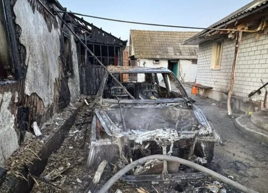 У Житомирському районі чоловік підпалив авто на очах власниці