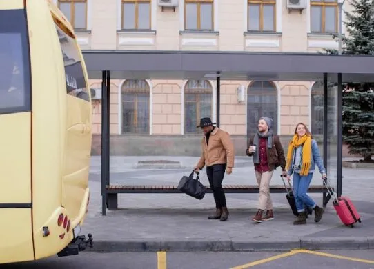 Подорожі автобусом за кордон: чому це зручно