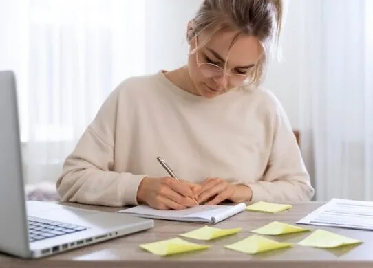 Як написання курсових робіт на замовлення може допомогти у навчанні?