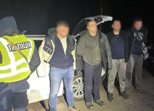 На Житомирщині чоловік допомагав трьом призовникам виїхати з України