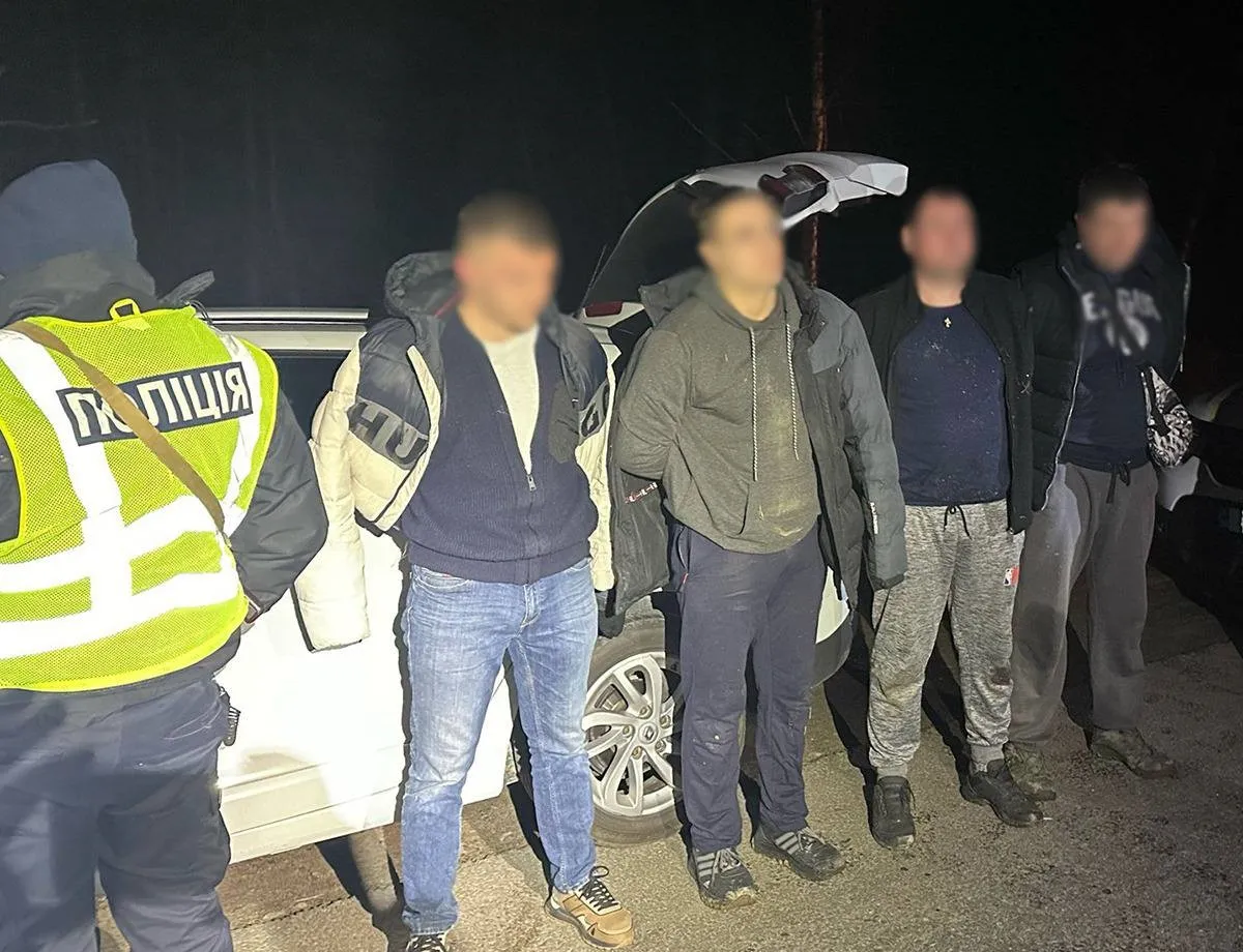 На Житомирщині чоловік допомагав трьом призовникам виїхати з України