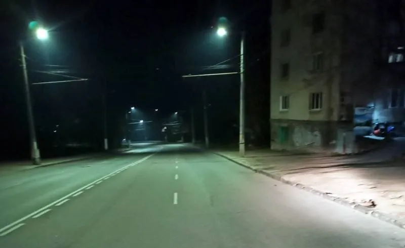 У Житомирі хлопець з дівчиною опинилися у лікарні, бо на мопеді наїхали на бордюр