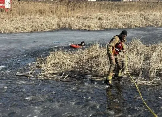 На Житомирщині врятували чоловіка, який провалився під кригу
