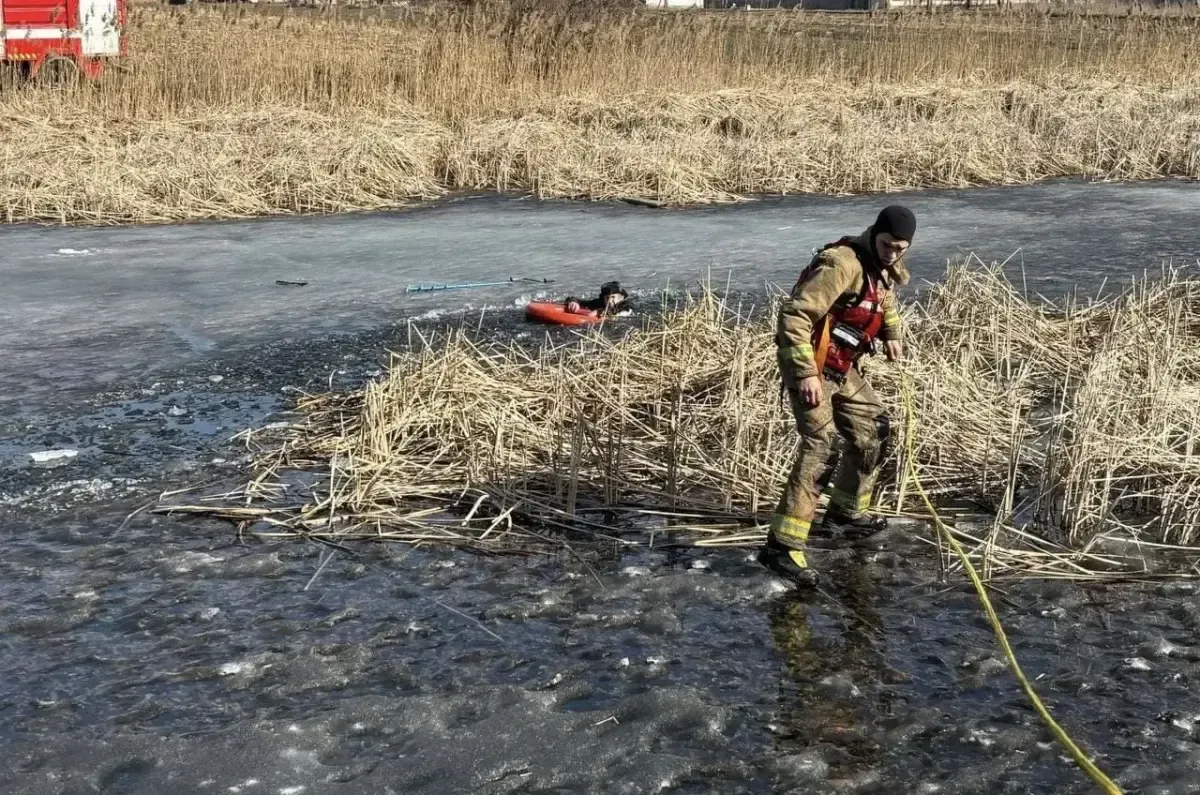 На Житомирщині врятували чоловіка, який провалився під кригу