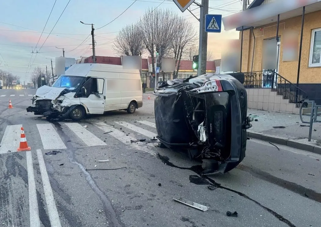 У Житомирі зіткнулися мікроавтобус і легковик