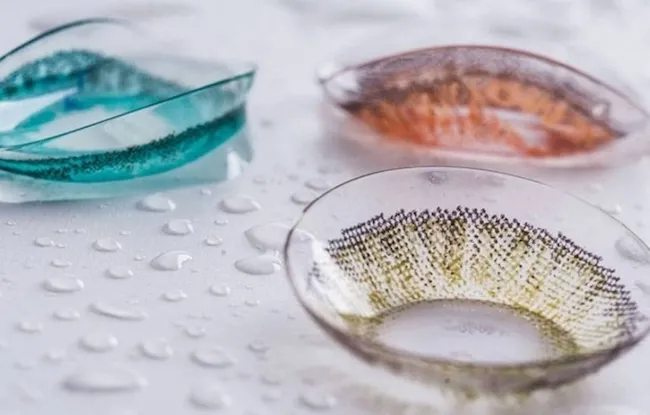 Кольорові контактні лінзи