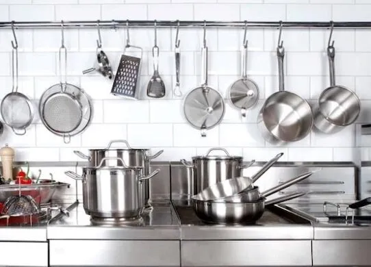 Правильний вибір кухонного інвентарю для ресторану: професійні каструлі, сковорідки та інше