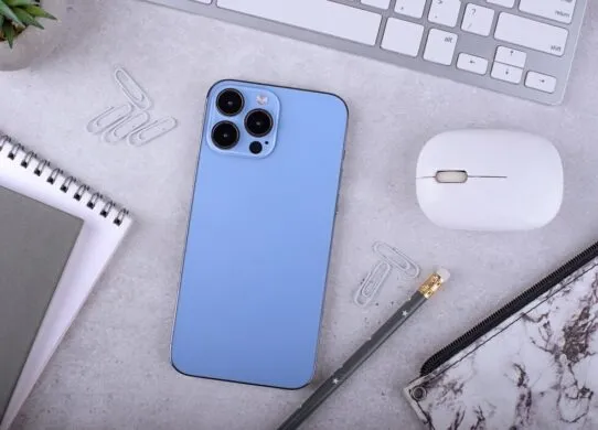 Чехлы для iPhone 13