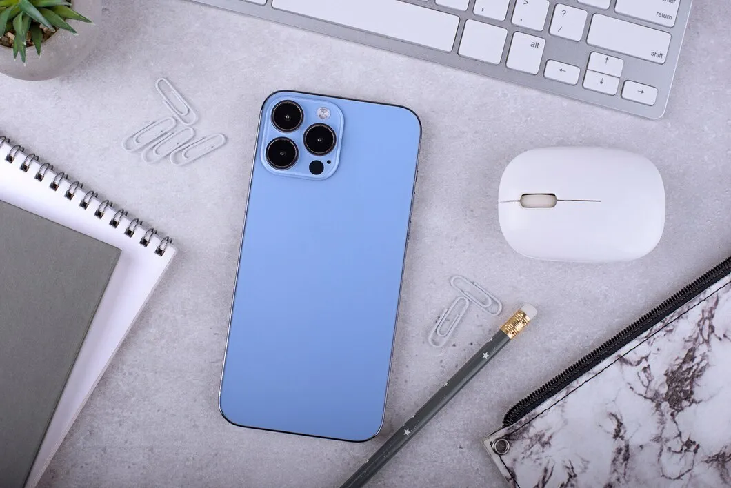 Чехлы для iPhone 13